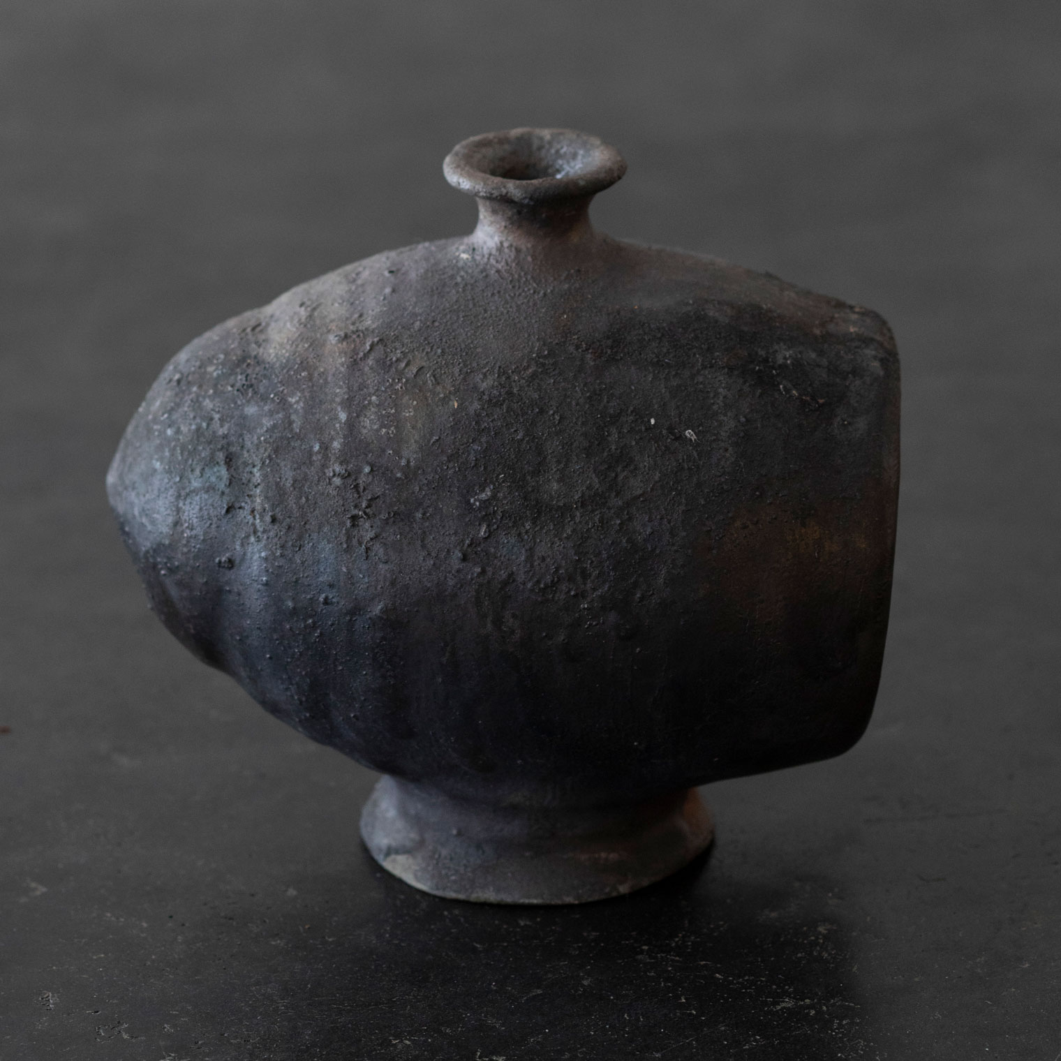 黒釉俵壺 | Works | 松葉勇輝 | panorama