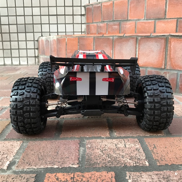 ちょっと大き目なボディのDEERC 9206Eで悪路を爆走する快感を味わおう