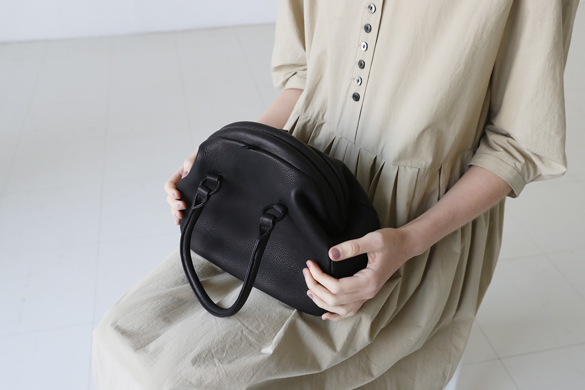 Mochi モチ mini gama bag [black]