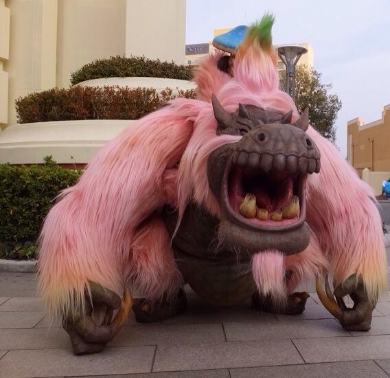 USJ モンハン15□ミニ・ババコンガです。暴れまくっています(^o^)