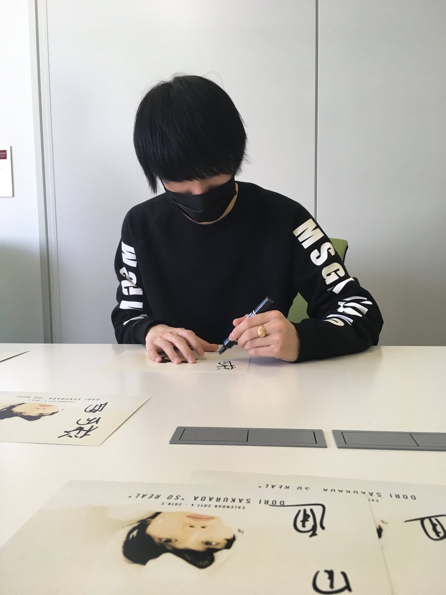 2／4発売 桜田通さんカレンダー】先日、桜田さんにカレンダーにサイン