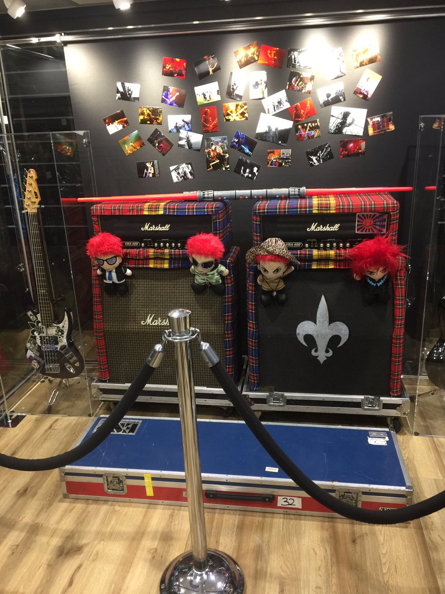 いつもの場所にいつものhide人形。 情が深い貴方だから、今も多くの人