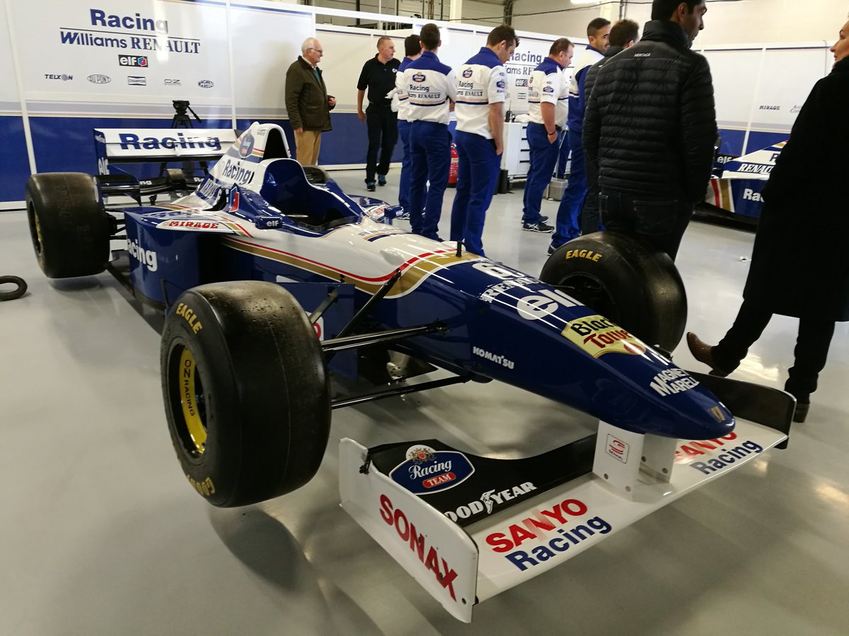 デーモン・ヒルがかつての愛機ウィリアムズFW18ルノーをドライブ