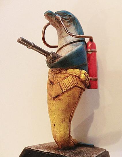 イルカがせめてきたぞっ」フィギュア、下から見上げ角度。 君ら持って