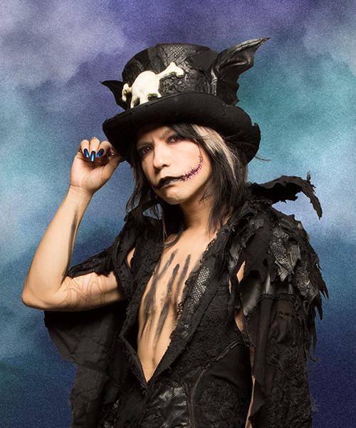 VAMPS ゴーストネックレス”のオバケちゃんは、HYDE氏が着用している