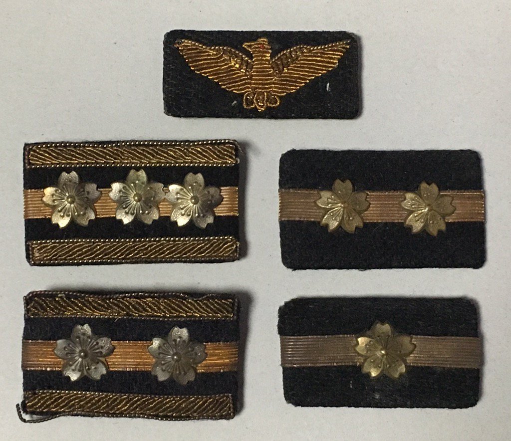 警察予備隊胸章と階級章 階級章は、左上が一等警察士(今の一等陸尉