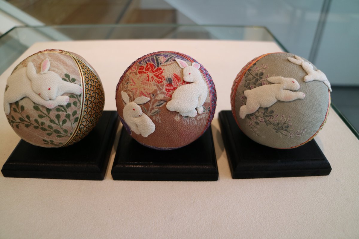 お店では、一足早く秋の装いです。 須田頼子さんのうさぎのお人形