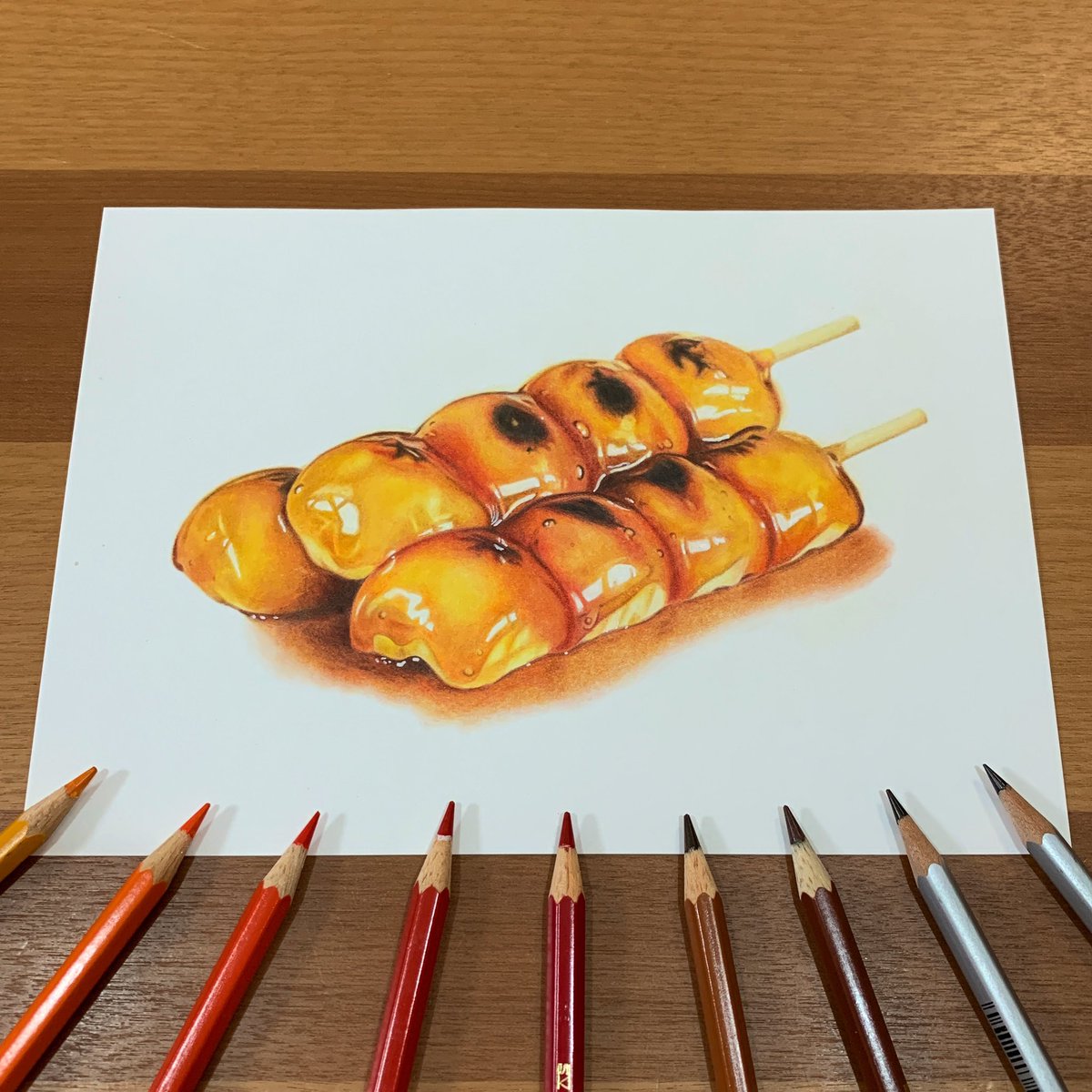 紙の上にみたらし団子を置いたの誰ですか〜😩 あ、なんだ💦ただの絵か