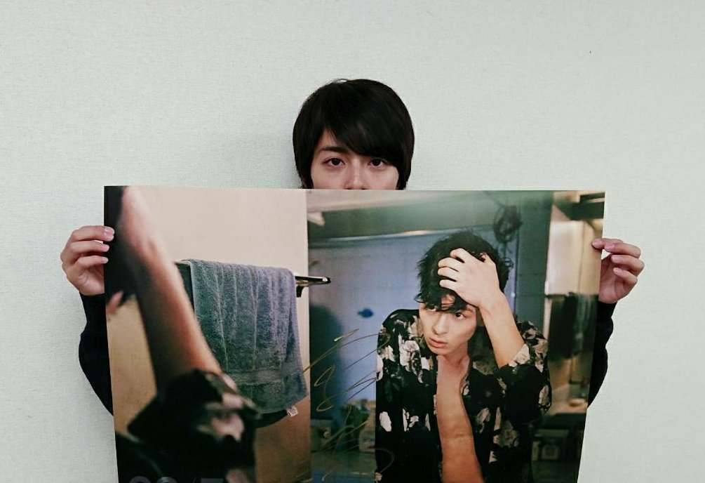 写真集「20/7」重版記念キャンペーンのポスターにやっとサインできまし