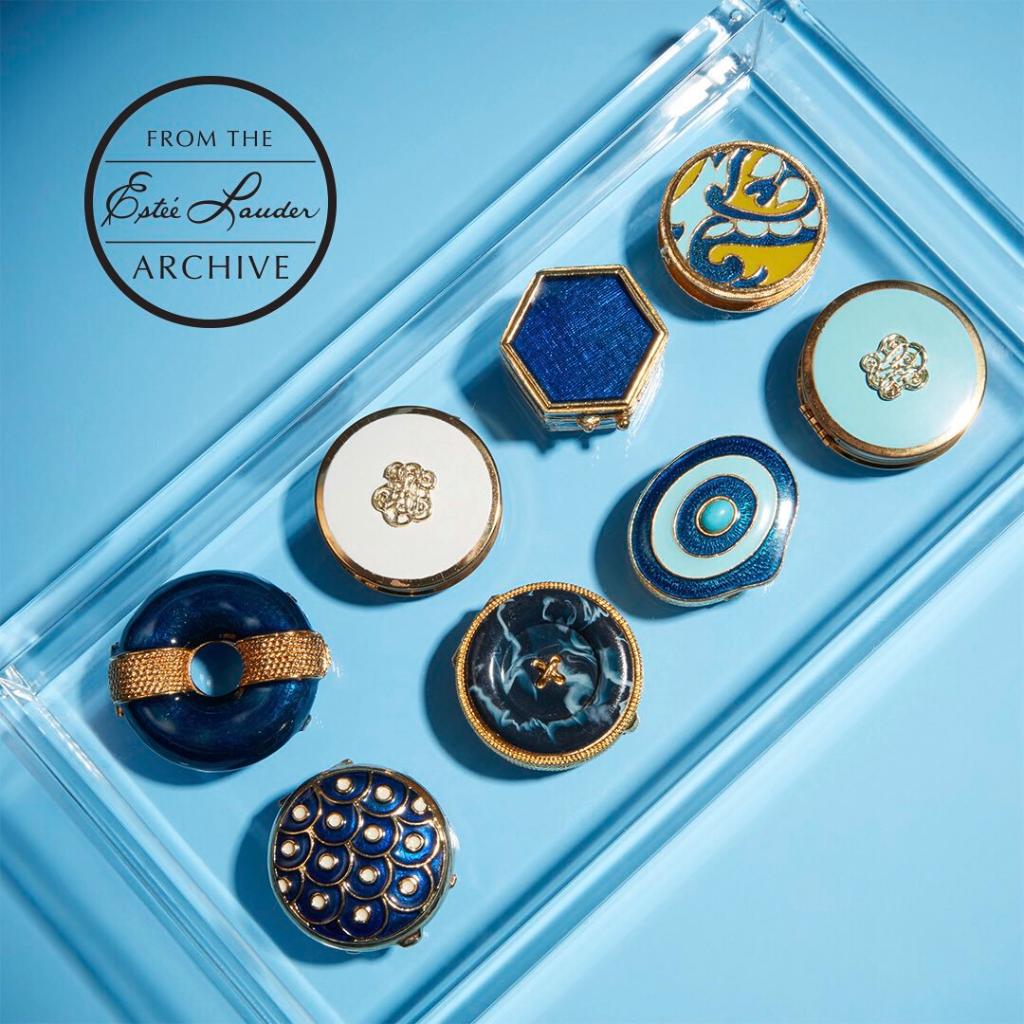 続いてメタル コンパクト。中にはお直し用のプレスト パウダーがおさめ