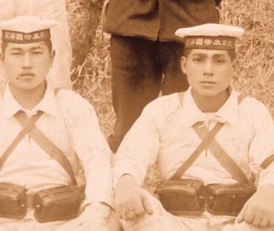 事業服で陸戦教練の際に、兵軍帽（水兵帽）に帽日覆を掛けている様子