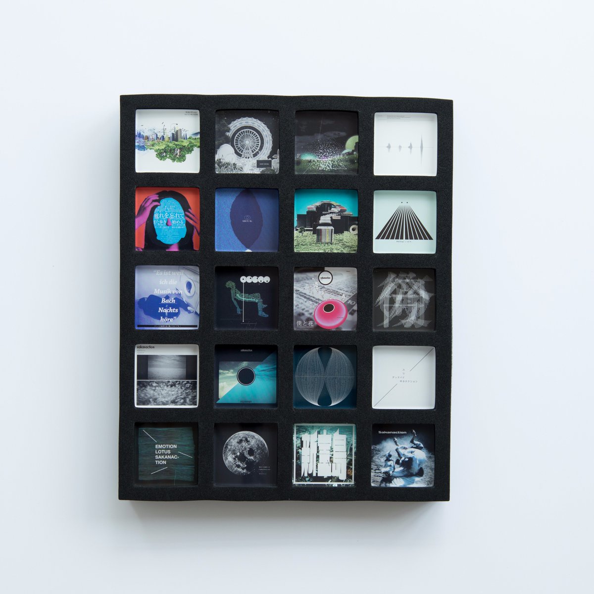 10周年を記念した10th ANNIVERSARY ACRYLIC BADGE BOOKは、オンライン