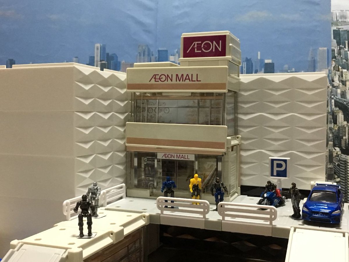 トミカのイオンモールはサイズがちょっと小さいけど・・ダイソーの