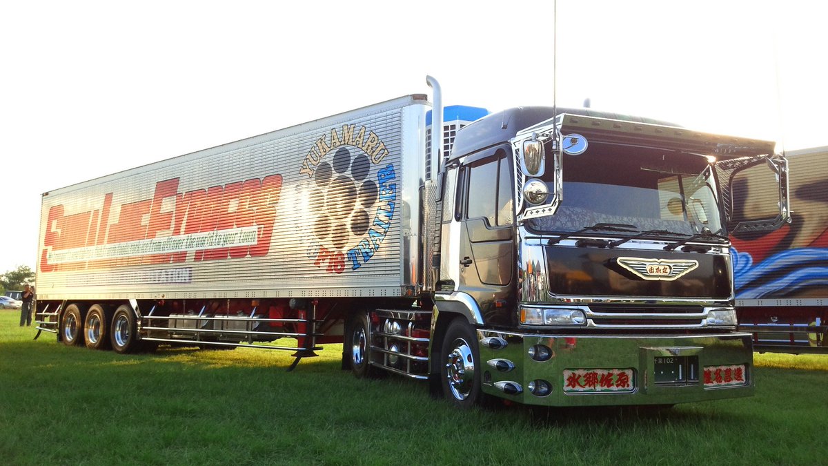 椎名急送の由加丸と土佐闘犬のトレーラーがトレードの龍馬號のトラクタ