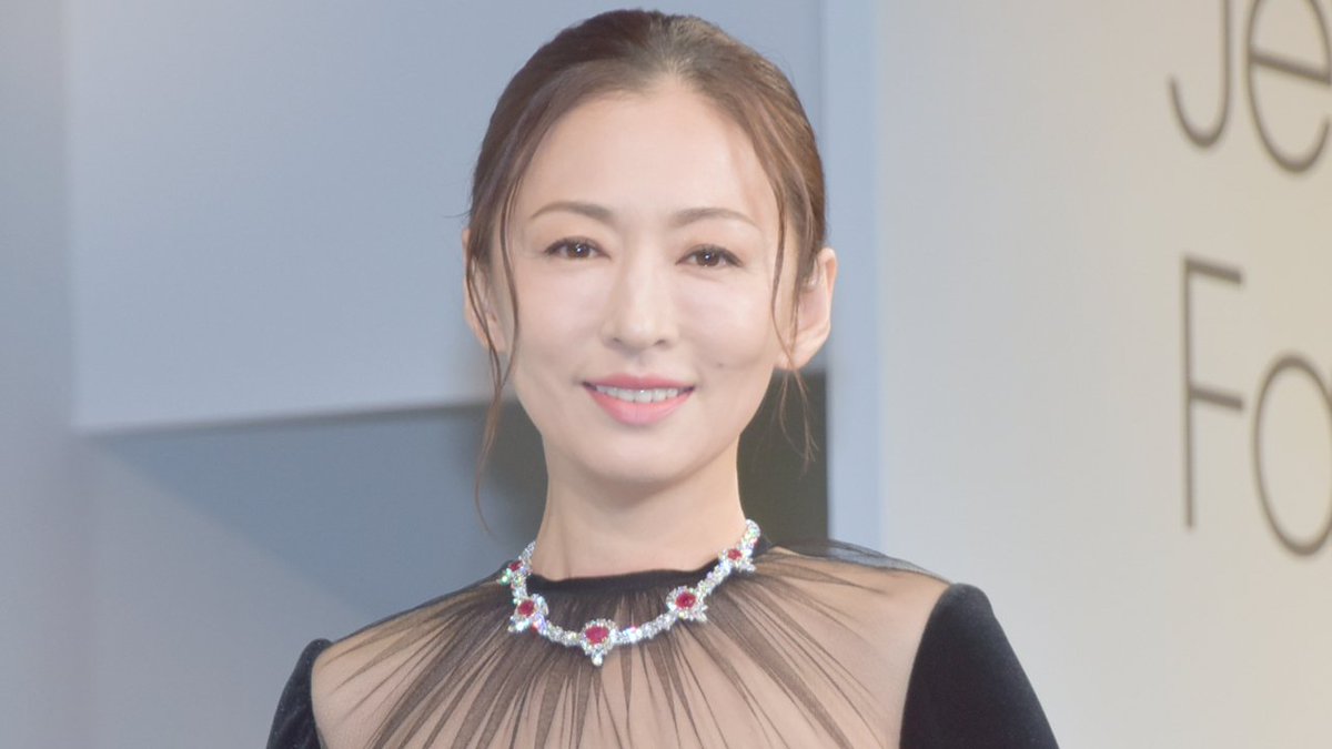 動画】松雪泰子、3億456万円のネックレスを身につけ登場「身が