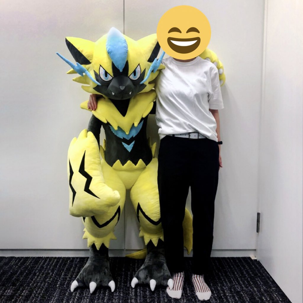 🌟等身大のゼラオラ🌟 実物を借りて、肩を組んでみました✌ 150cmの