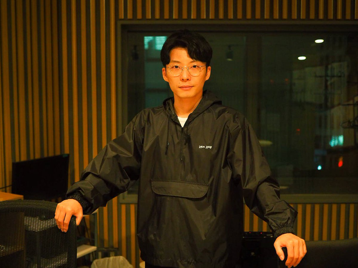 星野源の私服 おへそあたりに大きなポケットがついたロゴ色ナイロン