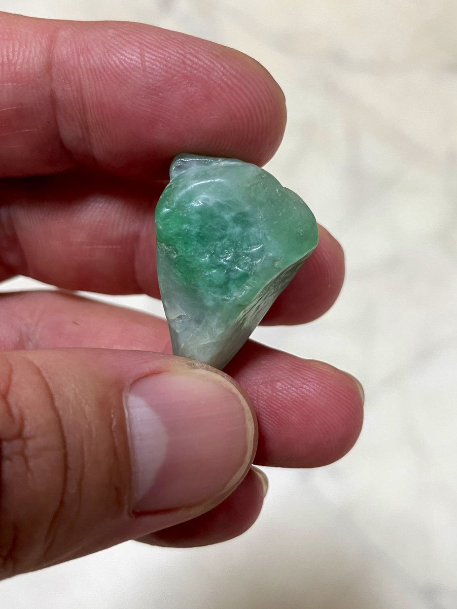今日のヒスイは、 小さめな、琅玕（ロウカン）です😁 油を垂らした様な