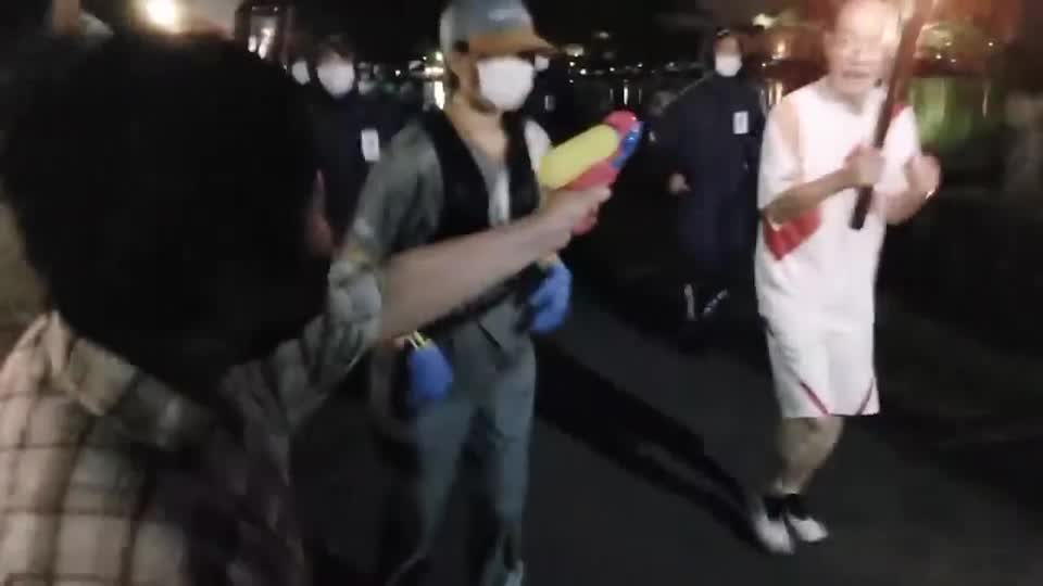 トーチの火を消せ、東京オリンピック反対」などと言いながら、聖火