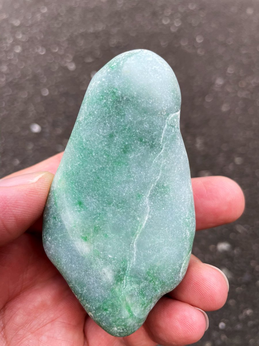 今日のヒスイは、 結晶バッチリの海翡翠です😁 緑(翠)色の透過も