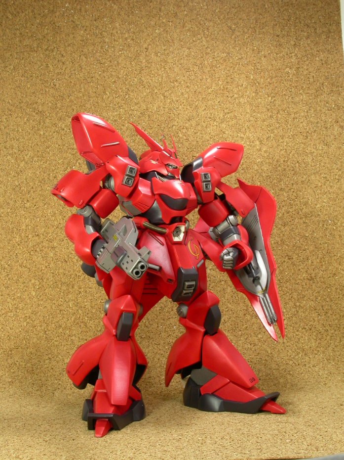 こちらは対になるWAVEの1/100サザビー。もちろんプラモではなく