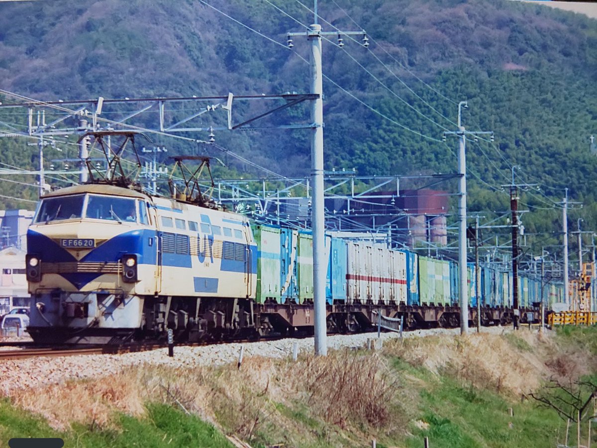 試験塗装のEF66 20号機。 EF65の試験塗装は幾つかありましたが、EF66は