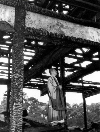 焼け跡に立ちつくす 鹿苑寺(金閣寺)住職 村上慈海 代々受け継がれてき