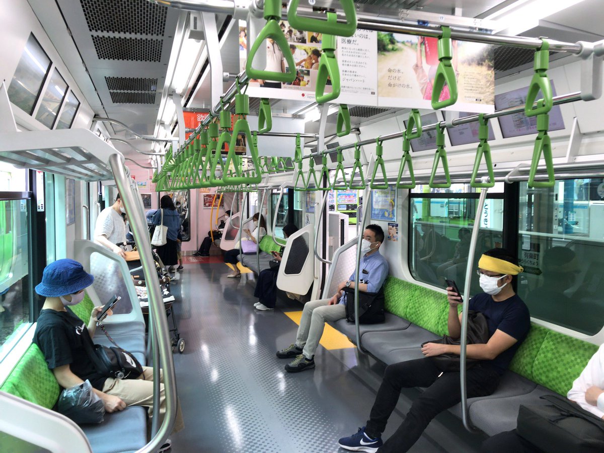 関西の電車は ・荷棚高い ・吊り革高い ・吊り革の向きが線路と並行