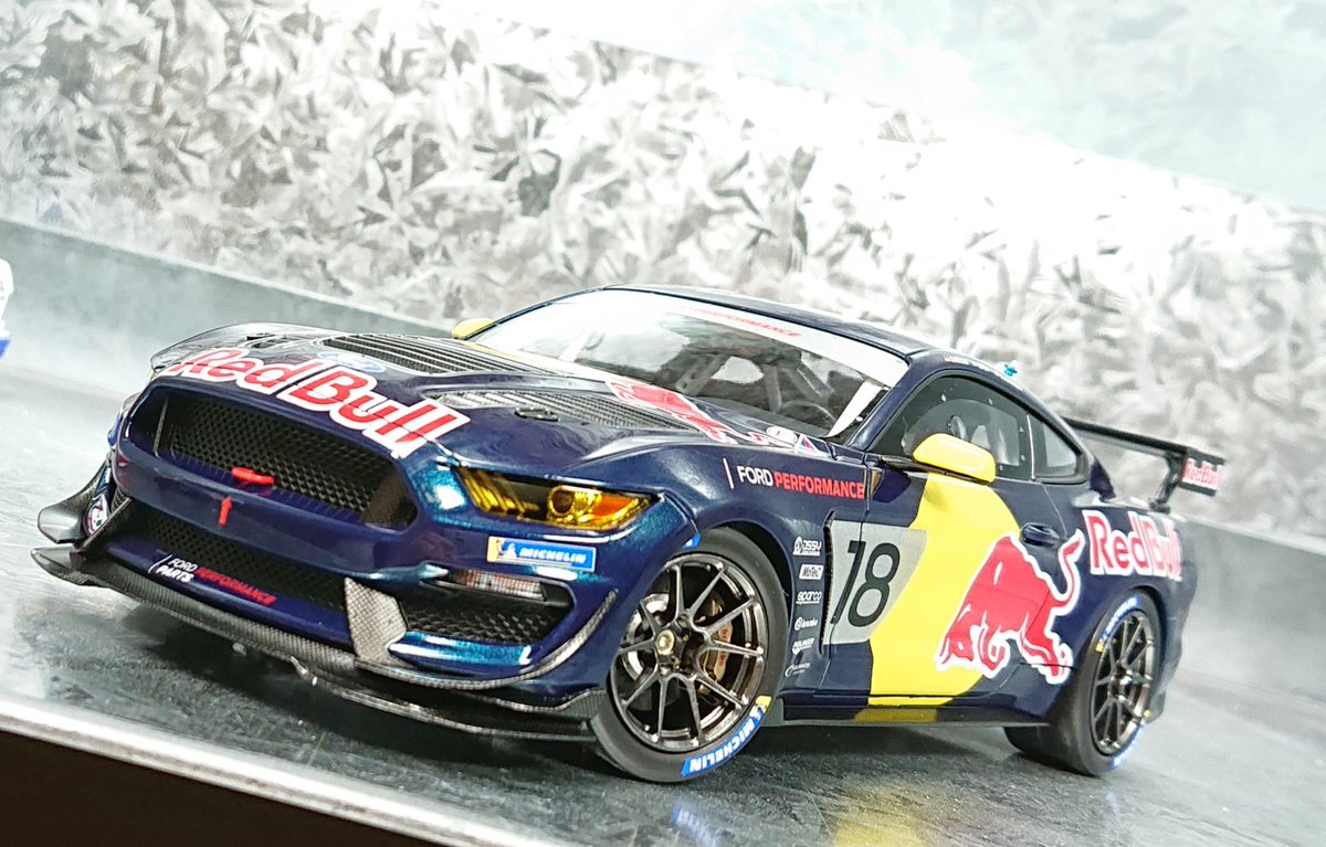 レッドブルカラーのマスタングですがウィングステーが前後逆だったので