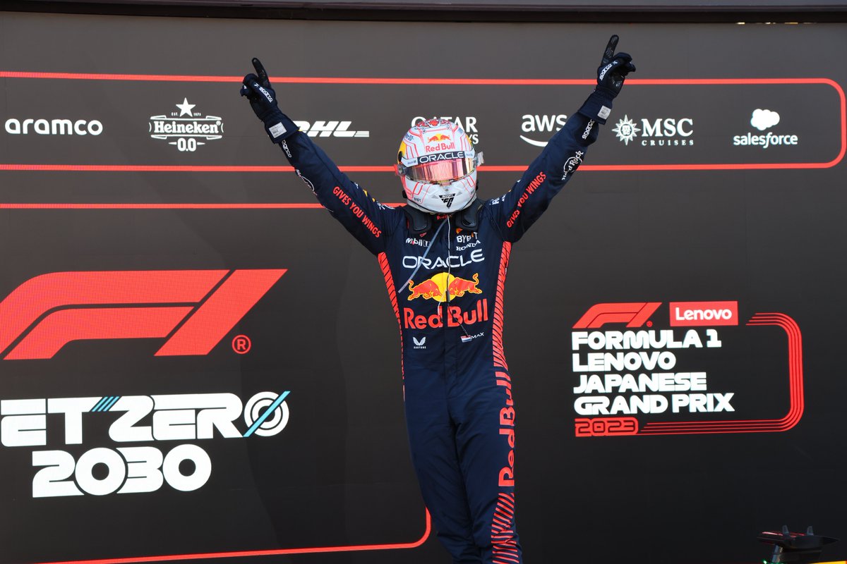 チェッカー後の［1］マックス・フェルスタッペン選手のガッツポーズ