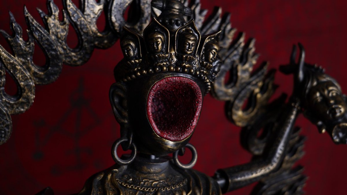 呪詛』の大黒仏母フィギュアは細部まで禍々しい。ご尊顔もこの通り。