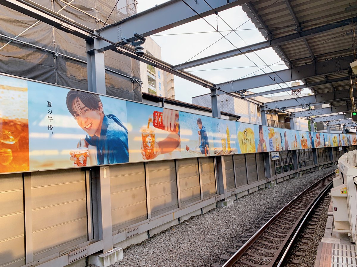 今夏掲出されている午後の紅茶の広告🍹 今週から海辺でアイスティーを