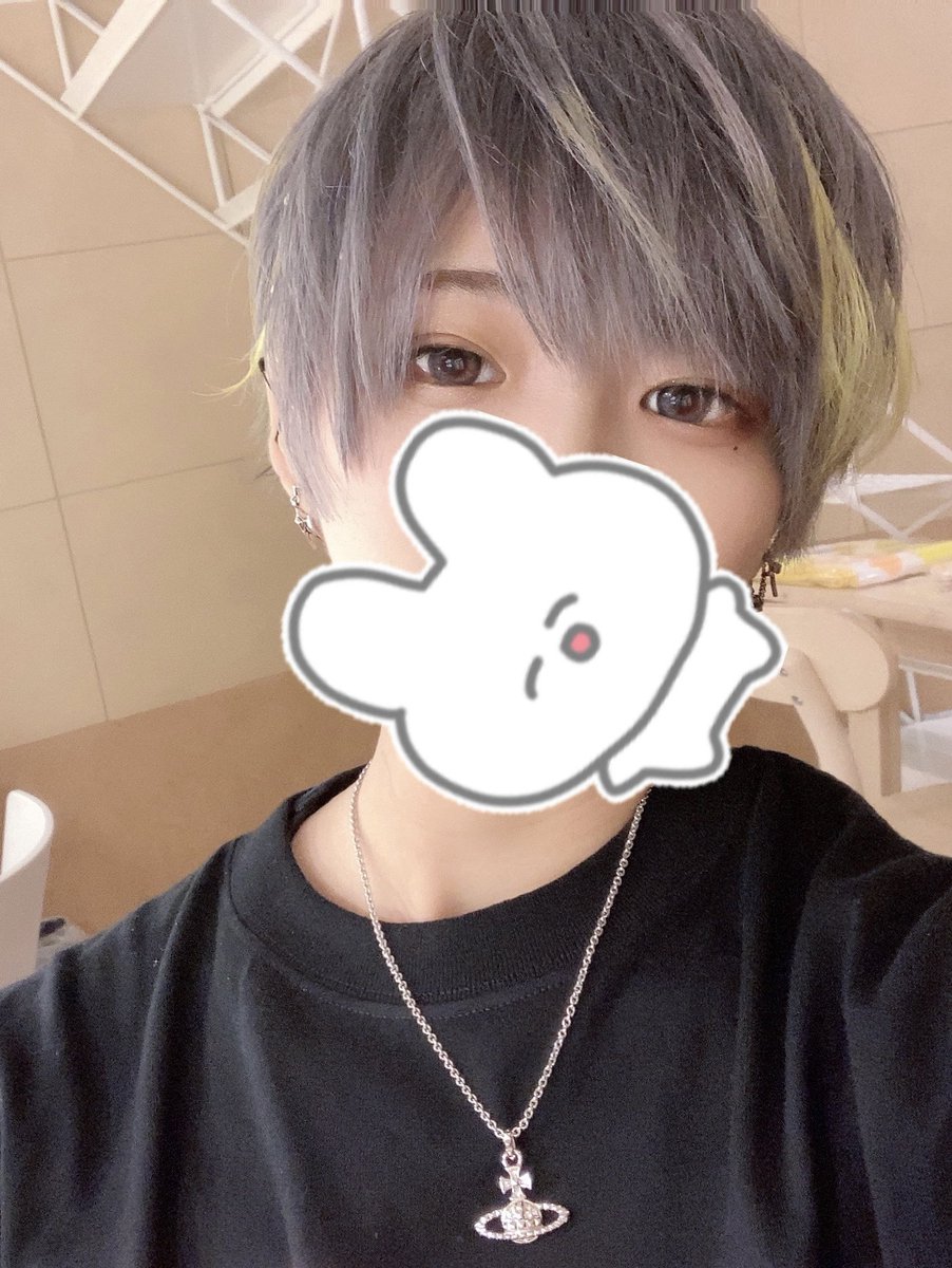 髪切りました✌️ 偽ボクロありますどーこだ