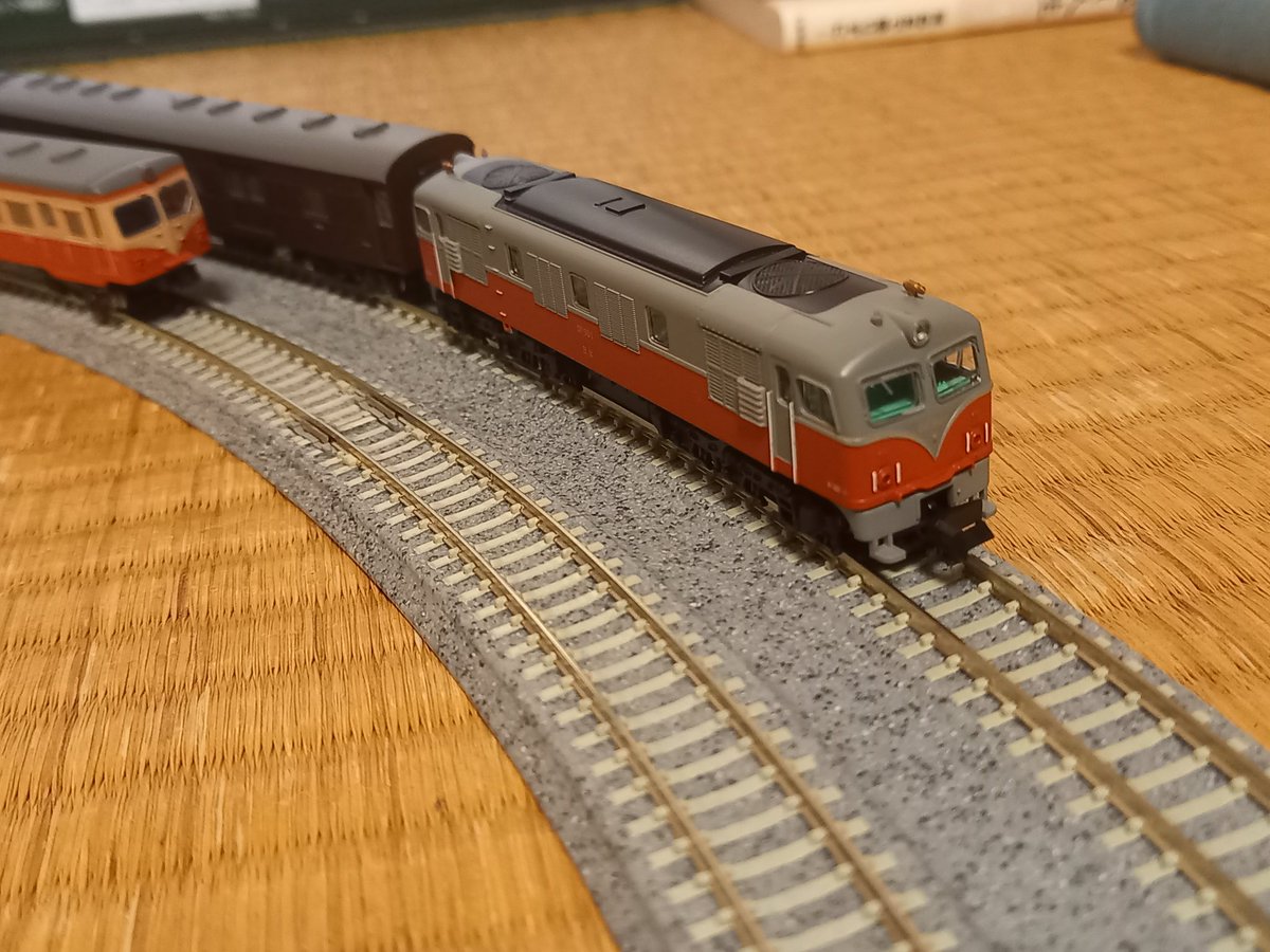 DF90形ディーゼル機関車。日立製作所が製作した電気式ディーゼルを採用