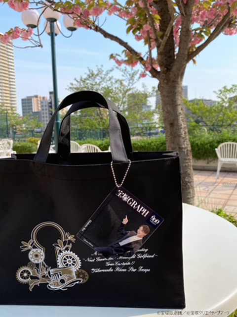 星組公演初日の今日は、✨アクリルカード✨を観劇バッグにつけて一緒に