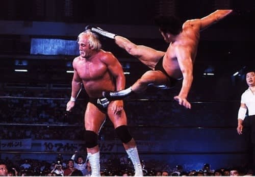 これは延髄斬りという技です。皆さんはアントニオ猪木の技といったら何