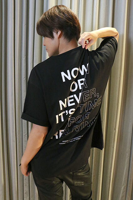 マモが着ている【TシャツB(着用サイズL)】のバックショットはこちら