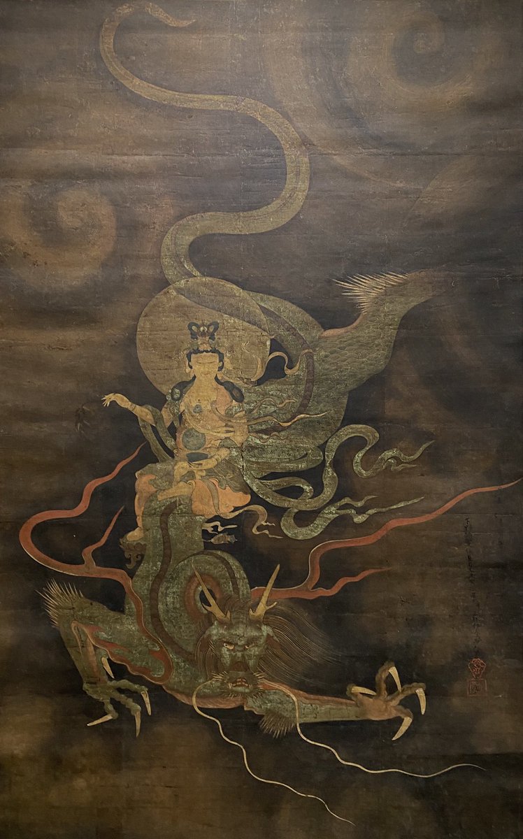 飛龍観音図の尊容は、眼前に迫る龍の存在感と慈悲に満ちた観音菩薩の