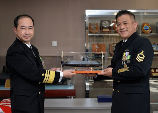 令和3年12月22日付で、交代する小座間潜水艦隊司令官に対し、記念