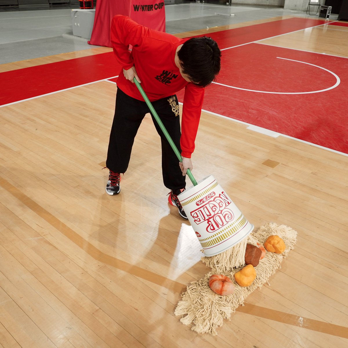 やらかしてる！と見せかけて、ちゃんと掃除してます。 #モップヌードル