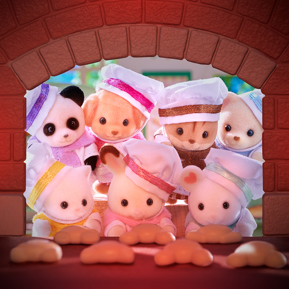 おそろいのコックコートでパン屋さんをお手伝いしている赤ちゃんたち