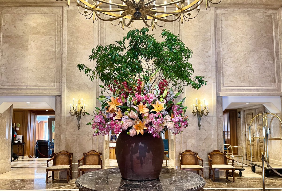 1月のロビー装花は華やかなや花々が咲き誇るアレンジに仕上がりました