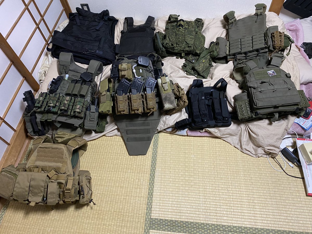 今まで集めたタルコフ装備引っ張り出しました 左上から順に Korund