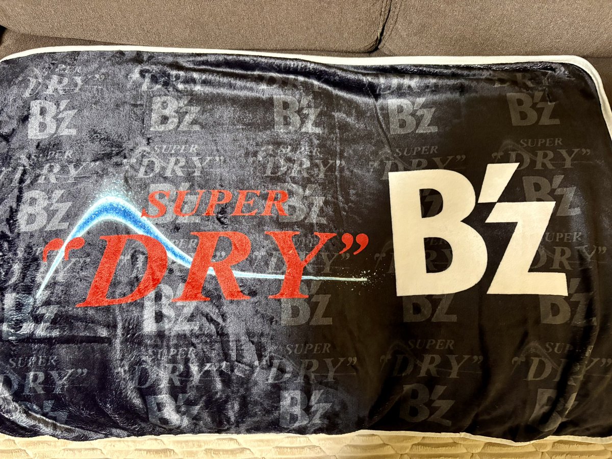 わーい🙌B'zのブランケット買ったらアサヒスーパードライか48本も付い