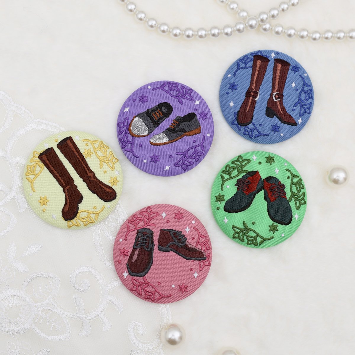 6th Anniversary Store】 前半期間に登場する、 トレーディング刺繍缶