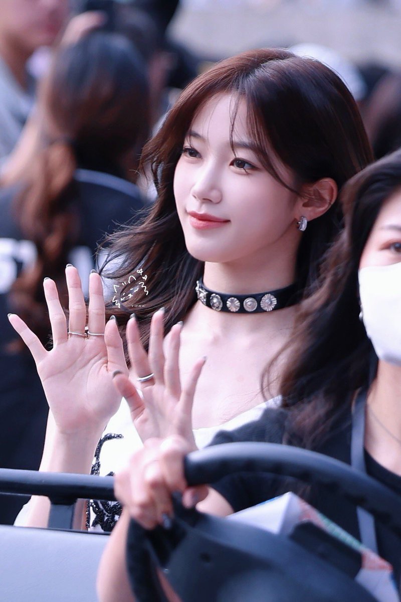 Kazuha looked enchanting on her way to the AAA 2025 red carpet #르