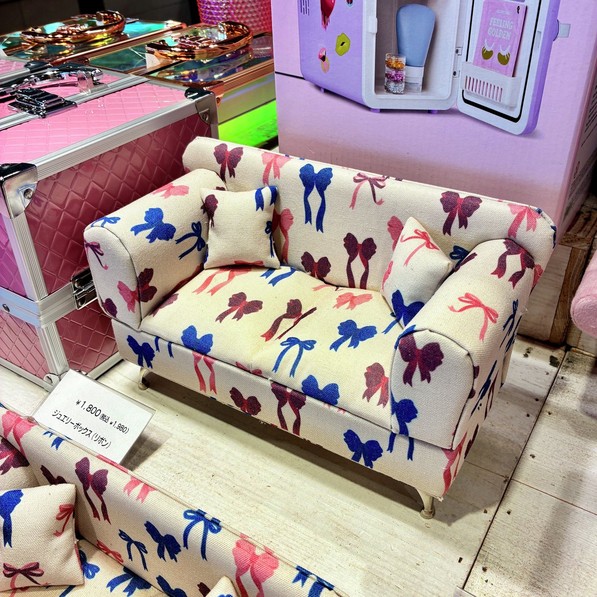 ぬいちゃんに座ってもらうのにぴったりな、ソファ型ジュエリーボックス🎀🩷