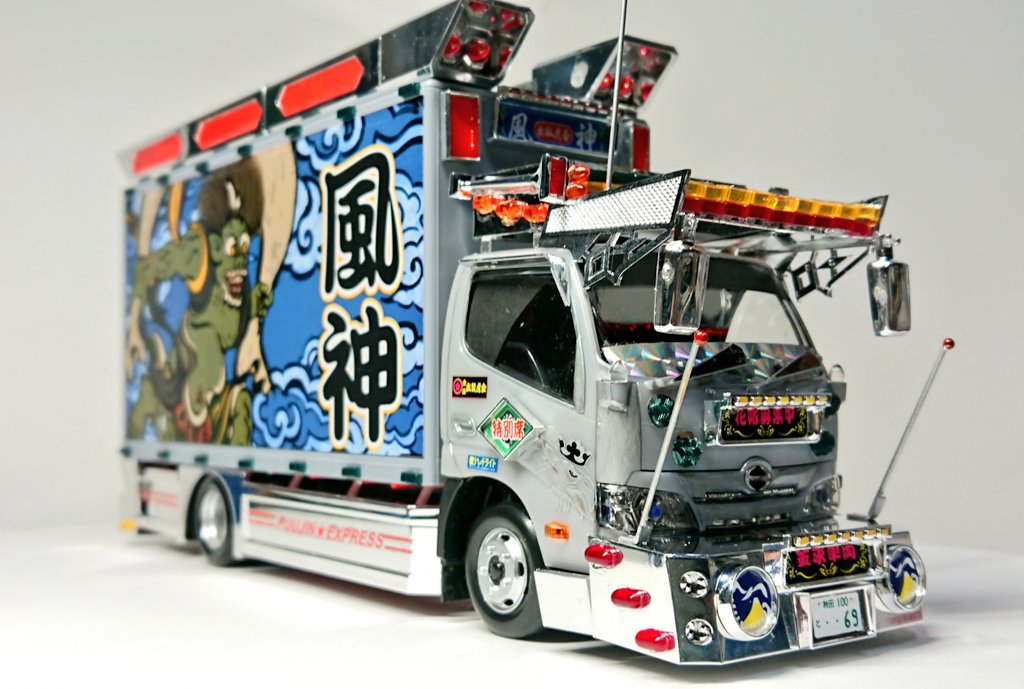 アオシマ 楽プラ 日野デュトロ完成 発売中のデコトラバージョン んな