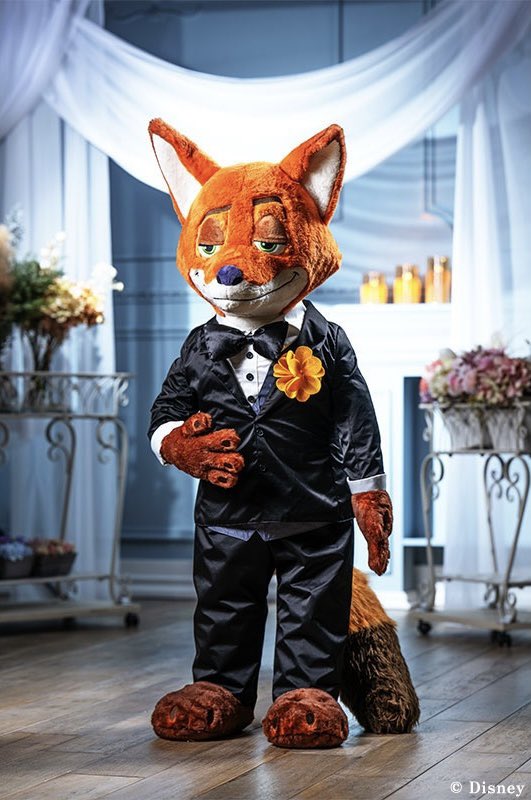 明日1月17日より、高級感あふれるタキシード姿のニックの等身大