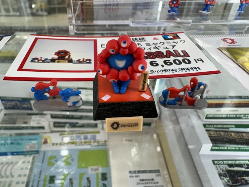 大阪万博東西ゲートのミャクミャクモニュメント、Nスケールの1/150